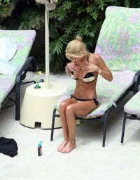 tara reid in pool 09.jpg