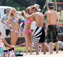 laura vandervoort in hawaii 12.jpg