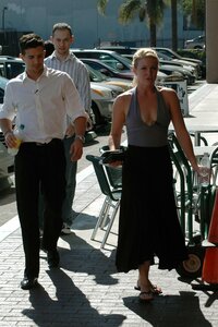 melissa joan hart in street 03.jpg