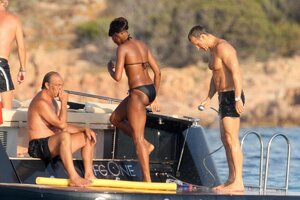 naomi campbell in bikini 04.jpg