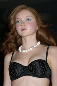 lily cole in sfilata 07.jpg