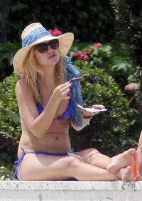 kate hudson in bikini 04.jpg