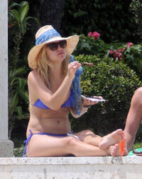 kate hudson in bikini 05.jpg