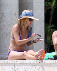 kate hudson in bikini 08.jpg