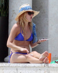 kate hudson in bikini 09.jpg