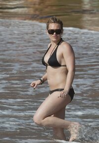 hilary duff in bikini 05.JPG