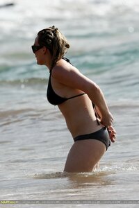 hilary duff in bikini 14.JPG