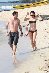 megan fox in beach 04.jpg
