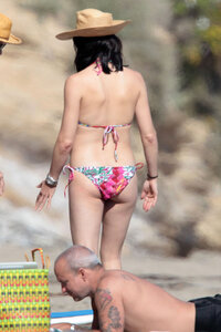 selma blair in bikini 04.jpg