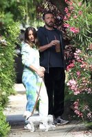 ana-de-armas-and-ben-affleck-out-with-their-dogs-in-venice-beach-05-27-2020-2.jpg