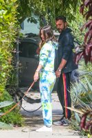ana-de-armas-and-ben-affleck-out-with-their-dogs-in-venice-beach-05-27-2020-4.jpg
