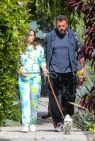 ana-de-armas-and-ben-affleck-out-with-their-dogs-in-venice-beach-05-27-2020-5.jpg