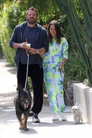 ana-de-armas-and-ben-affleck-out-with-their-dogs-in-venice-beach-05-27-2020-11.jpg