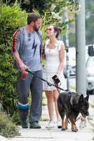 ana-de-armas-and-ben-affleck-out-with-their-dog-in-los-angeles-05-25-2020-8.jpg