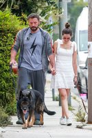 ana-de-armas-and-ben-affleck-out-with-their-dog-in-los-angeles-05-25-2020-9.jpg
