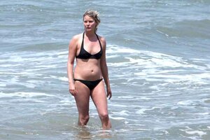flavia vento in bikini 01.jpg