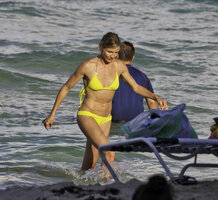 cameron diaz in bikini 08.jpg
