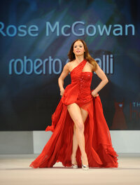 rose mcgowan in moda 04.jpg