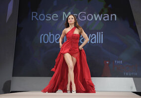 rose mcgowan in moda 05.jpg