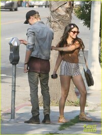 vanessa hudgens in shorts 03.jpg