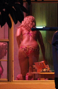 vanessa hudgens sul set 02.jpg