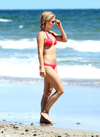 julianne hough in bikini rosso 19.jpg