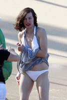 milla jovovich in bikini 25.jpg