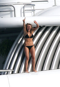 julianne hough in bikini nero 01.jpg