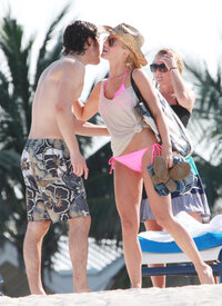 julianne hough in bikini rosa 05.jpg