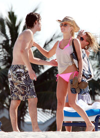 julianne hough in bikini rosa 06.jpg