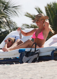 julianne hough in bikini rosa 07.jpg
