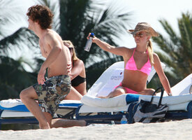 julianne hough in bikini rosa 11.jpg