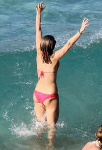 julianne hough in bikini rosso 05.jpg