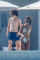 152712823_mcfan-celeblounge-net24-06-2020-09-23eiza-gonzalez-and-timothee-chalamet_03.jpg