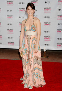 lizzy caplan al gala 07.jpg