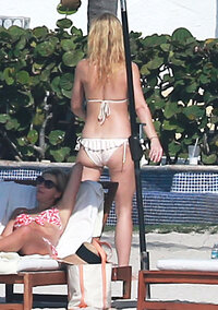 gwyneth paltrow in bikini 06.jpg