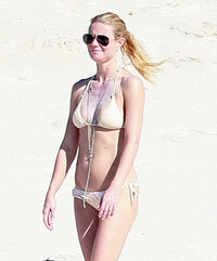 gwyneth paltrow in bikini 21.jpg