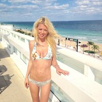tara reid in bikini 03.jpg