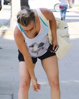 kaley cuoco in street 02.jpg