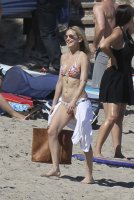 kate hudson in bikini 02.jpg