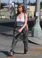 jennette mccurdy in street 03.jpg