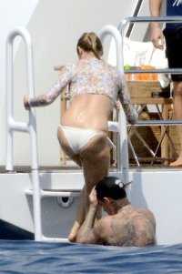 cameron diaz in yacht 01.jpg