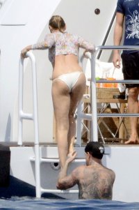 cameron diaz in yacht 03.jpg
