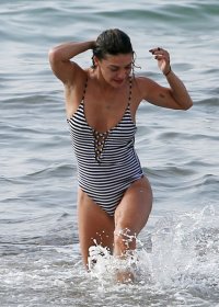 nina dobrev con jessica szohr in bikini 35.jpg