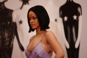 rihanna al brit awards 10.jpg