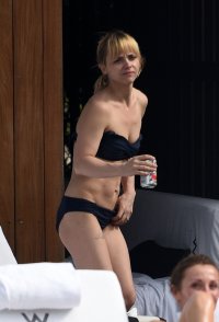 christina ricci in bikini 03.jpg