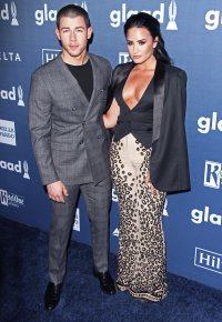demi lovato al gala 01.jpg