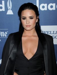 demi lovato al gala 04.jpg