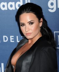 demi lovato al gala 19.jpg