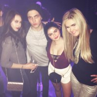 ariel winter con amici.jpg